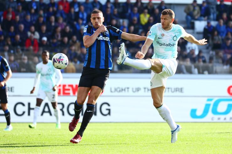 Merih Demiral in azione contro Dzeko