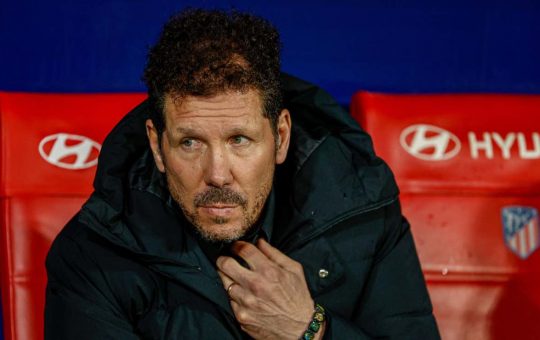 Diego Pablo Simeone pensieroso in panchina