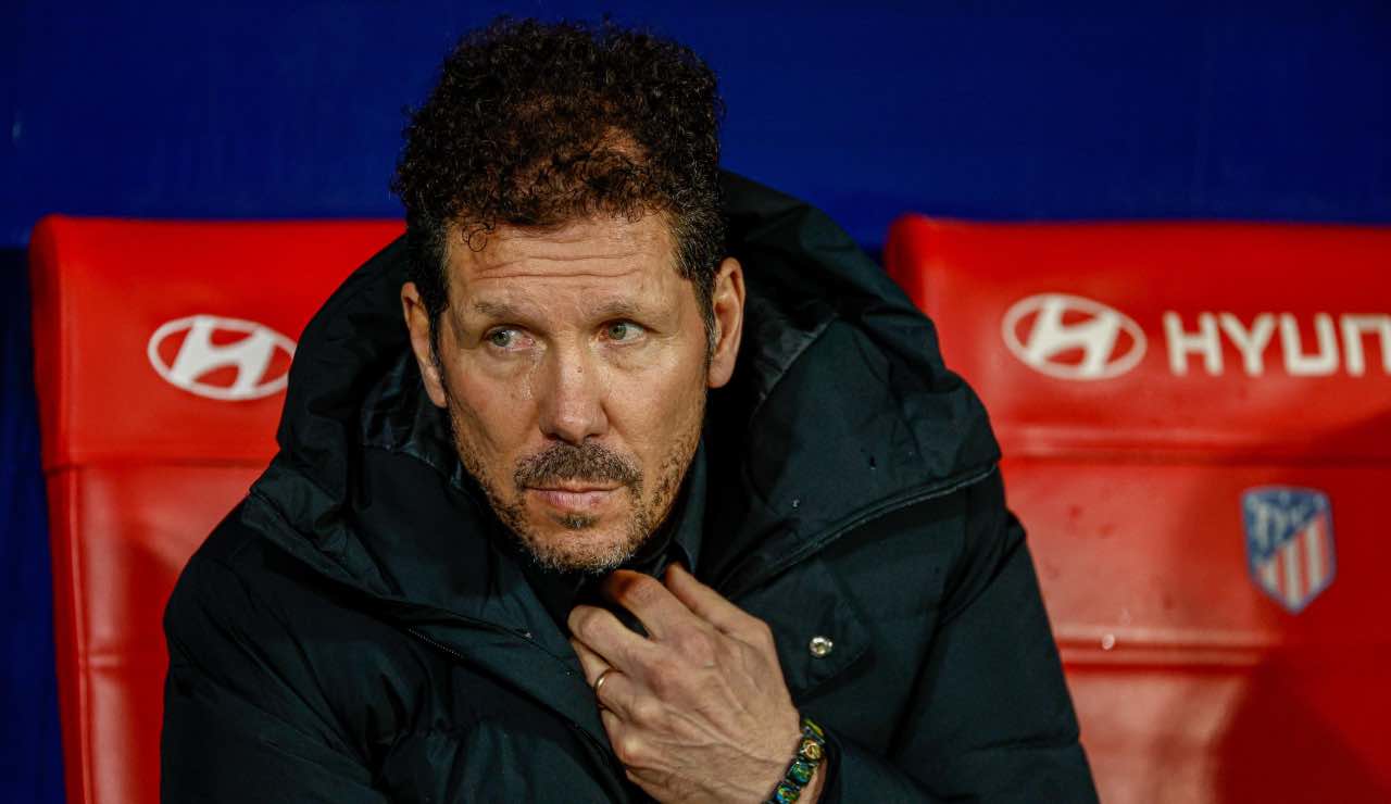 Diego Pablo Simeone pensieroso in panchina