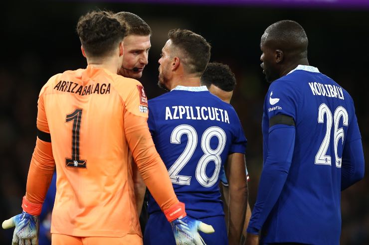 Giocatori Chelsea protestano con l'arbitro