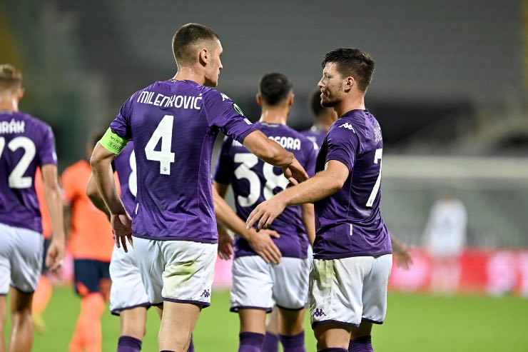 Giocatori Fiorentina esultano dopo un gol