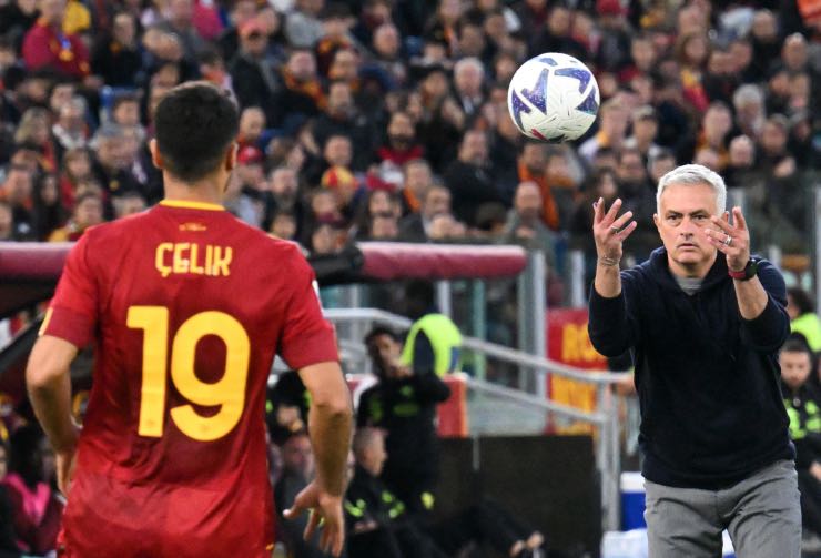 José Mourinho dà la palla a Celik
