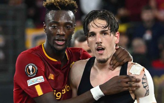 Nicolò Zaniolo e Tammy Abraham dopo un gol della Roma