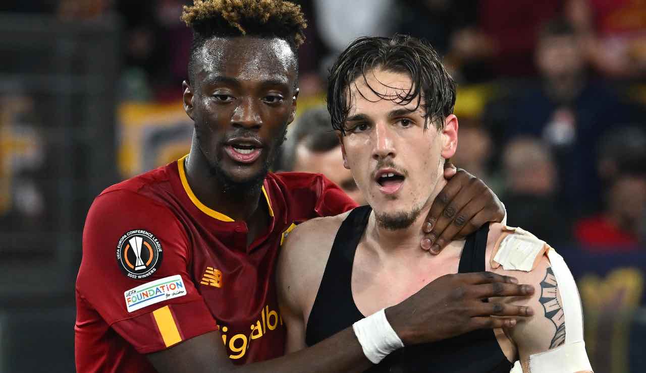 Nicolò Zaniolo e Tammy Abraham dopo un gol della Roma