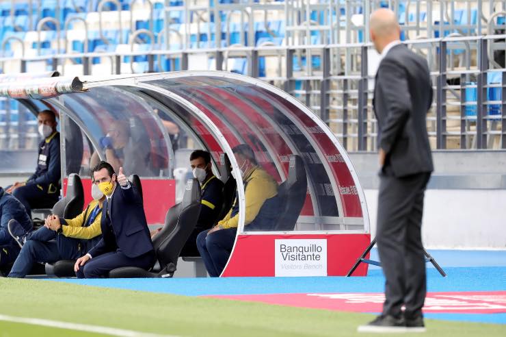 Zinedine Zidane in panchina durante una partita del Real Madrid