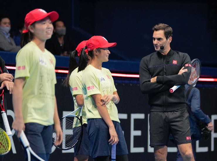 Federer pubblicizza le nuove scarpe della linea "The Roger"