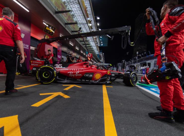Leclerc e la ramanzina al muretto Ferrari