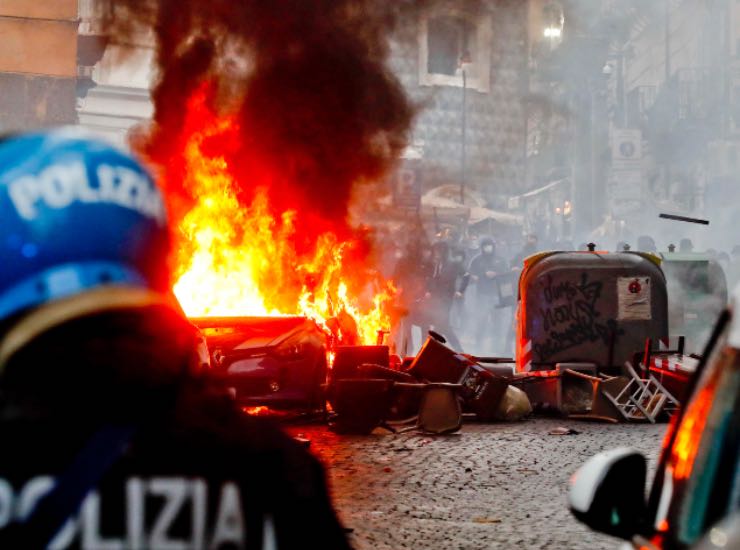 Gli scontri avvenuti a Napoli